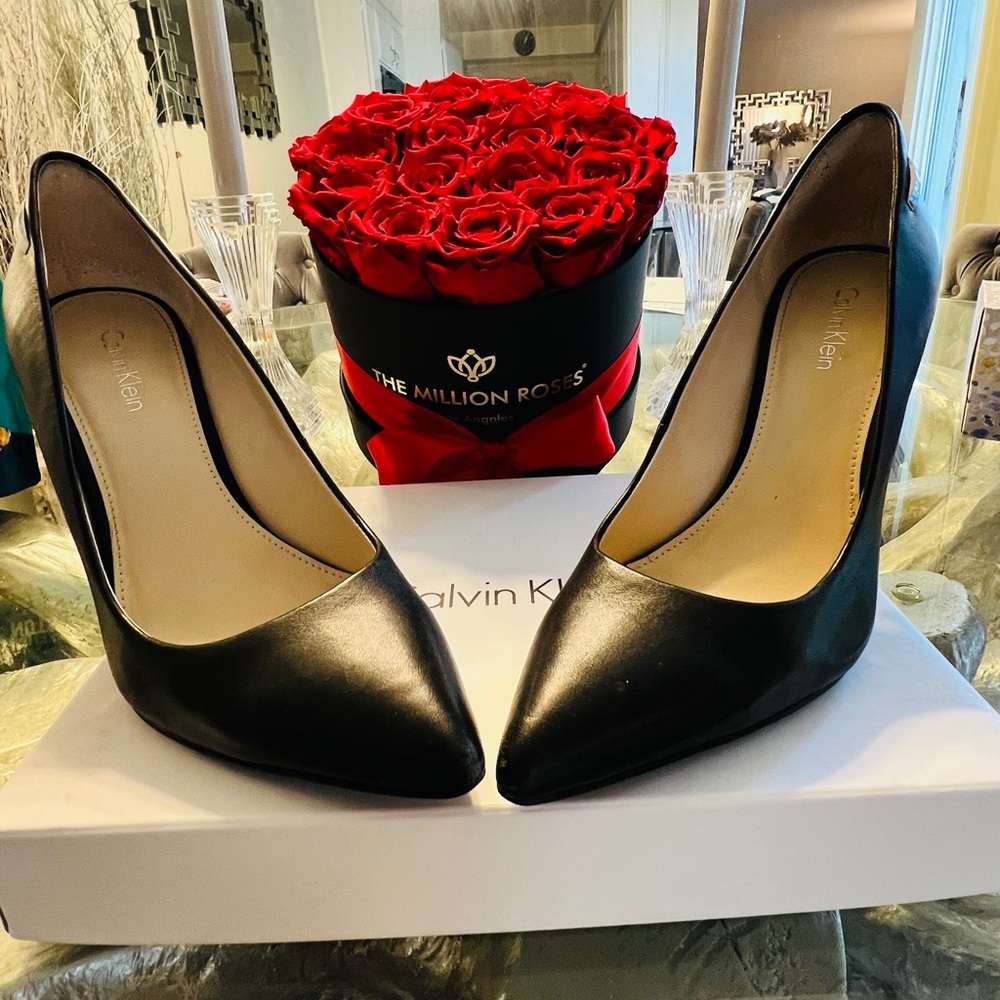 Like New!!! Calvin Klein, close toe shoes. Black, size 7.5